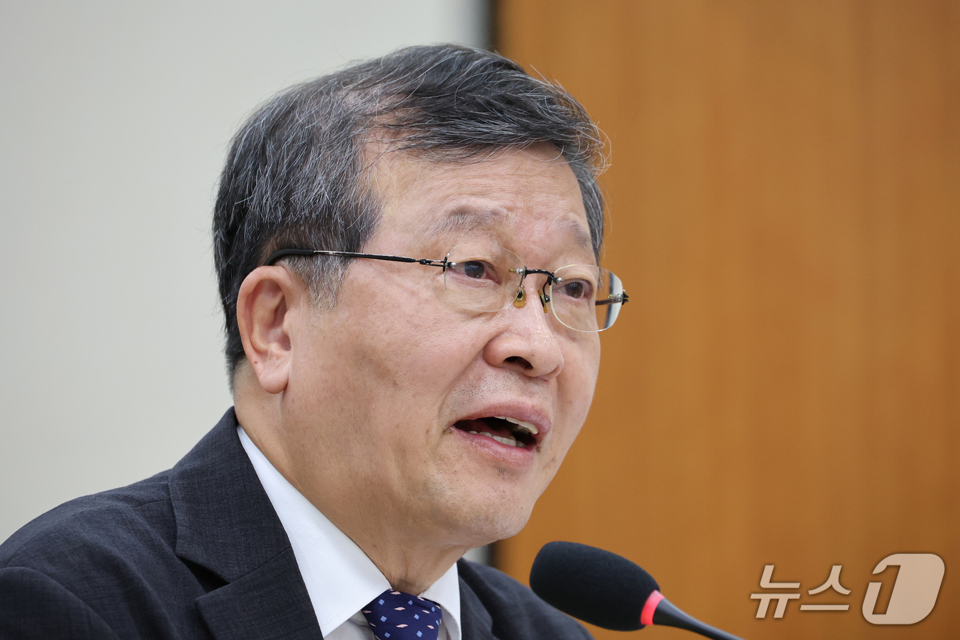 (서울=뉴스1) 신웅수 기자 = 박수근 중앙노동위원회 위원장이 16일 서울 여의도 국회에서 열린 기후에너지환경노동위원회의 경사노위 등에 대한 국정감사에서 의원 질의에 답변하고 있다 …