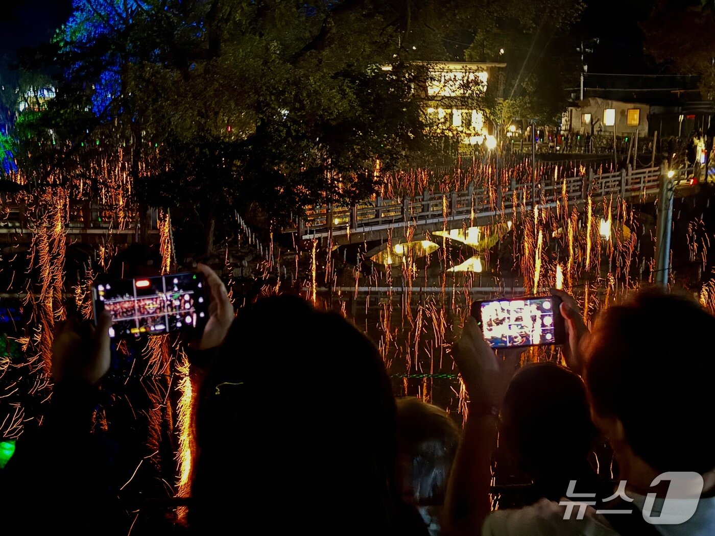 본문 이미지 - 낙화놀이를 사진에 담고 있는 일본인 관광객들 ⓒ 뉴스1 윤슬빈 관광전문기자