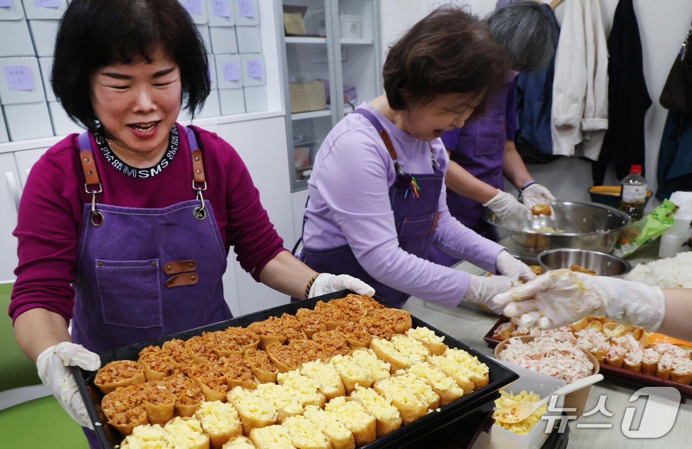 본문 이미지 - 16일 이태원참사 4주기를 맞이하여 유가족들이 서울 종로구 현대적선빌딩 별들의 집에서 주먹밥·국 등 청년들에게 제공할 음식을 직접 만들고 있다. 2026.10.16 ⓒ 뉴스1 이종덕 기자
