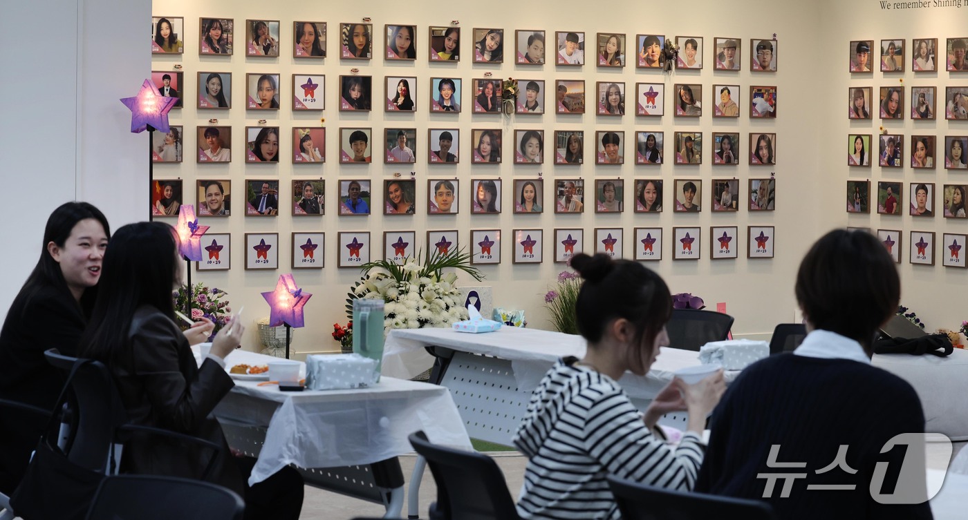 (서울=뉴스1) 이종덕 기자 = 이태원참사 4주기를 맞이하여 16일 서울 종로구 현대적선빌딩 별들의 집에서 열린 '보랏빛 나눔' 행사에서 청년들이 유가족들이 직접 만든 주먹밥·국 …