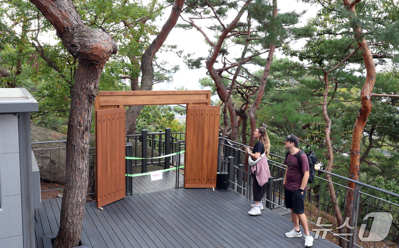 (서울=뉴스1) 김명섭 기자 = 16일 서울 종로구 북악산(명승 지정명 백악산) 돌고래 쉼터에서 외국인들이 새로 개방되는 코스를 살펴보고 있다. 오는 17일부터 명승 ‘서울 백악산 …