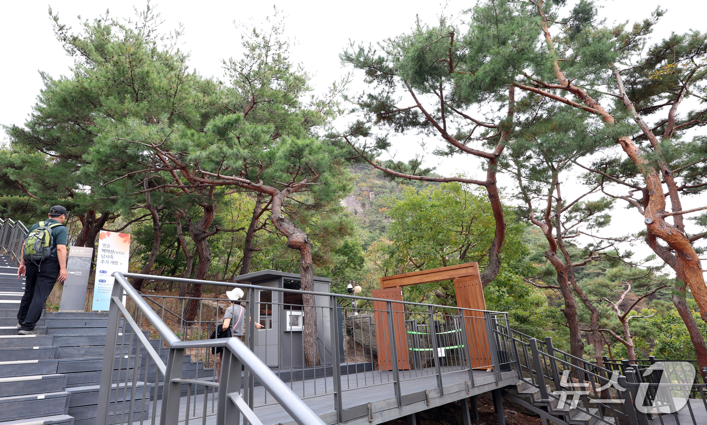 (서울=뉴스1) 김명섭 기자 = 16일 서울 종로구 북악산(명승 지정명 백악산) 돌고래 쉼터에서 외국인들이 새로 개방되는 코스를 살펴보고 있다. 오는 17일부터 명승 ‘서울 백악산 …