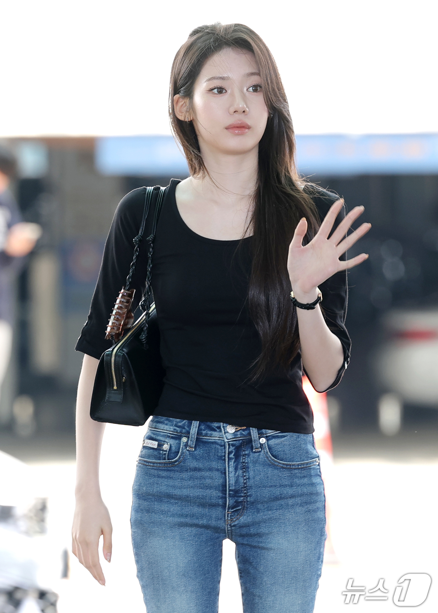 (인천공항=뉴스1) 권현진 기자 = 그룹 베이비몬스터 로라가 해외 일정을 위해 16일 인천국제공항을 통해 인도네시아 자카르타로 출국하기 전 인사를 하고 있다. 2026.10.16/ …
