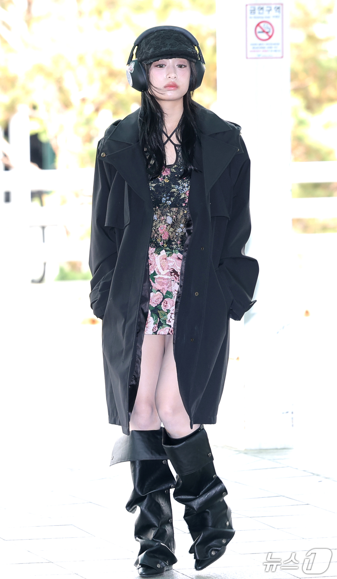 (인천공항=뉴스1) 권현진 기자 = 그룹 베이비몬스터 아현이 해외 일정을 위해 16일 인천국제공항을 통해 인도네시아 자카르타로 출국하고 있다. 2026.10.16/뉴스1