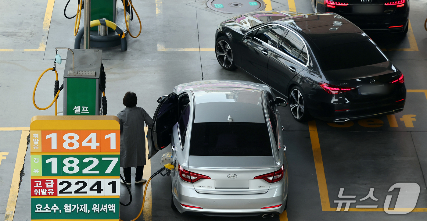 (서울=뉴스1) 김진환 기자 = 지난달 원·달러 환율 하락에도 국제유가가 28.1% 급등하면서 수입물가가 전월 대비 1.7% 올라 넉 달 만에 상승 전환했다.반면 수출물가는 0.8 …