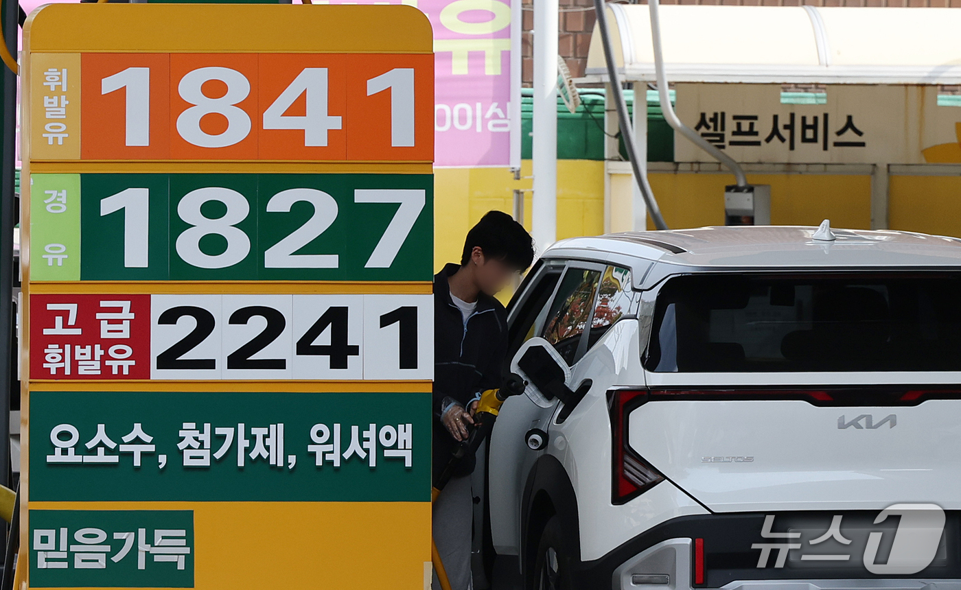 (서울=뉴스1) 김진환 기자 = 지난달 원·달러 환율 하락에도 국제유가가 28.1% 급등하면서 수입물가가 전월 대비 1.7% 올라 넉 달 만에 상승 전환했다.반면 수출물가는 0.8 …