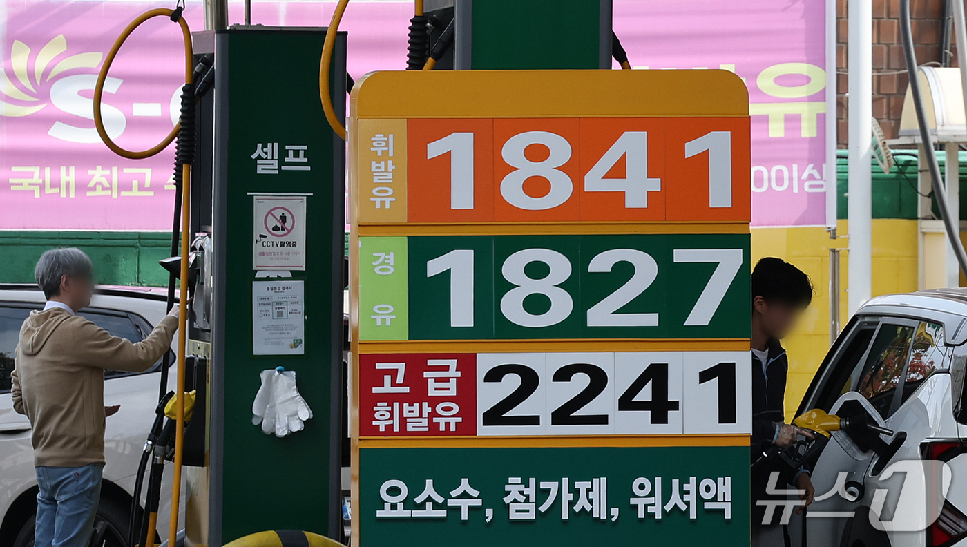 (서울=뉴스1) 김진환 기자 = 지난달 원·달러 환율 하락에도 국제유가가 28.1% 급등하면서 수입물가가 전월 대비 1.7% 올라 넉 달 만에 상승 전환했다.반면 수출물가는 0.8 …
