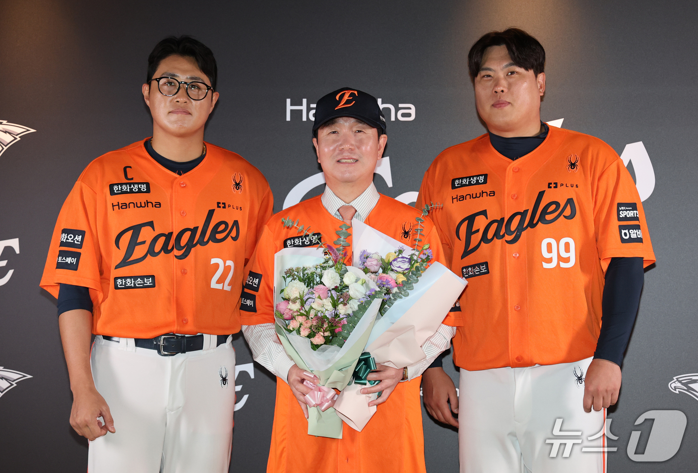 (대전=뉴스1) 김기태 기자 = 류지현 한화이글스 신임 감독이 16일 대전 한화생명볼파크에서 열린 취임식에서 채은성, 류현진 선수에게 꽃다발을 받고 기념촬영 하고 있다. 2026. …