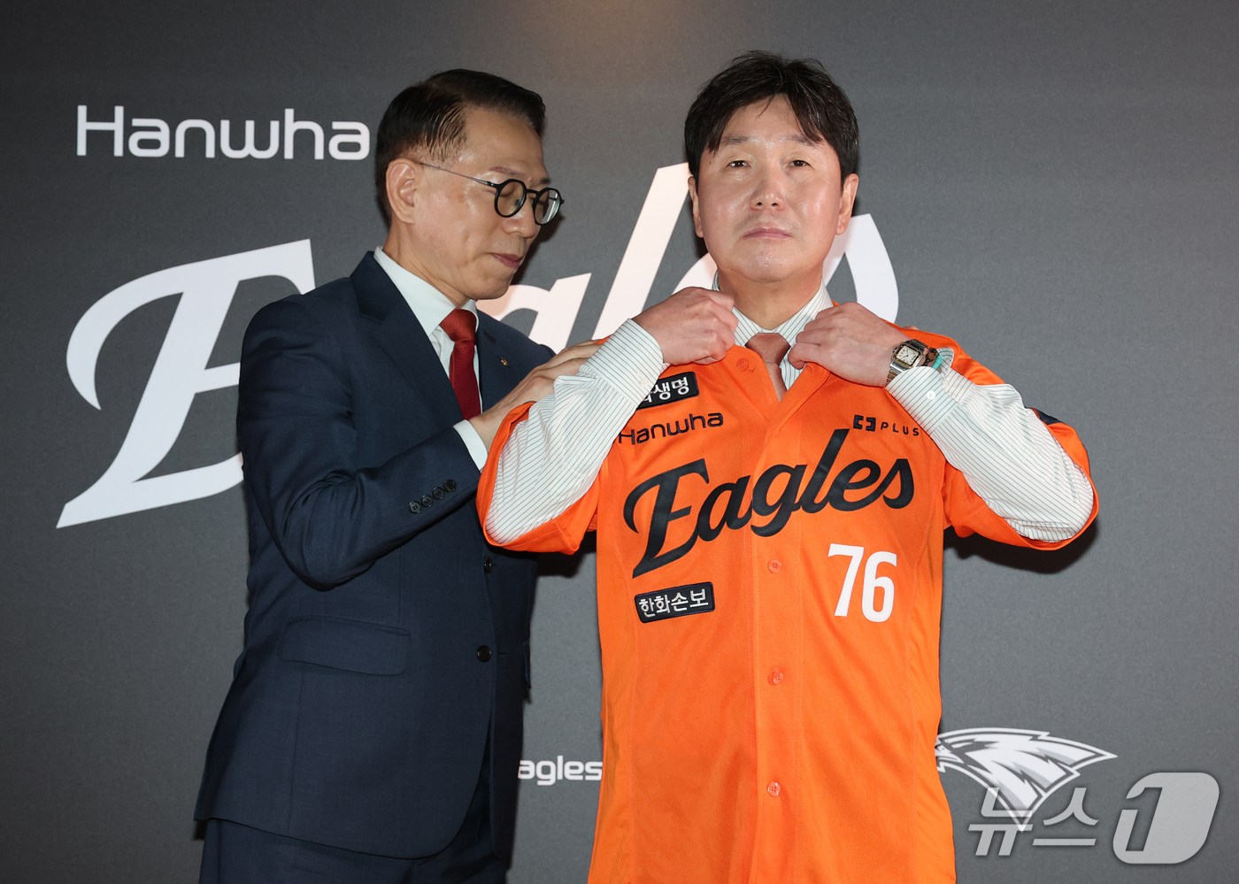 (대전=뉴스1) 김기태 기자 = 박종태 한화이글스 대표이사가 16일 대전 한화생명볼파크에서 열린 류지현 감독 취임식에서 유니폼을 입혀주고 있다. 2026.10.16/뉴스1