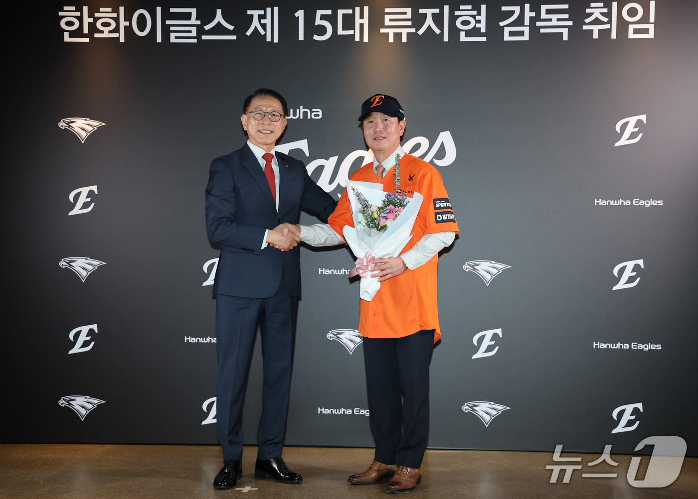 (대전=뉴스1) 김기태 기자 = 박종태 한화이글스 대표이사가 16일 대전 한화생명볼파크에서 열린 류지현 감독 취임식에서 꽃다발을 전달하고 있다. 2026.10.16/뉴스1