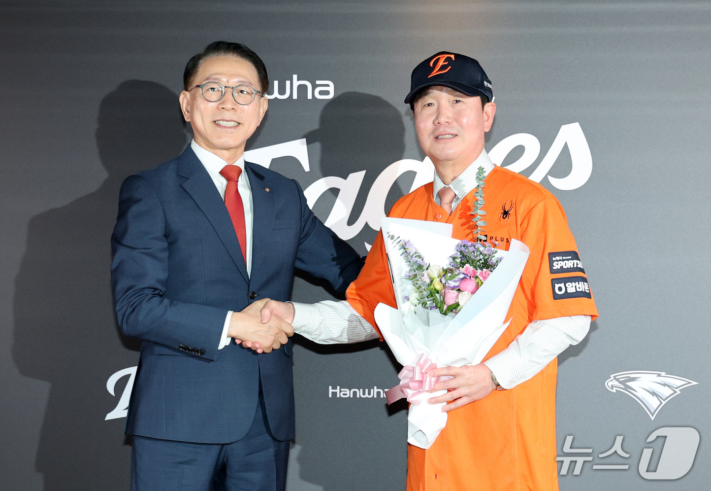 (대전=뉴스1) 김기태 기자 = 박종태 한화이글스 대표이사가 16일 대전 한화생명볼파크에서 열린 류지현 감독 취임식에서 꽃다발을 전달하고 있다. 2026.10.16/뉴스1