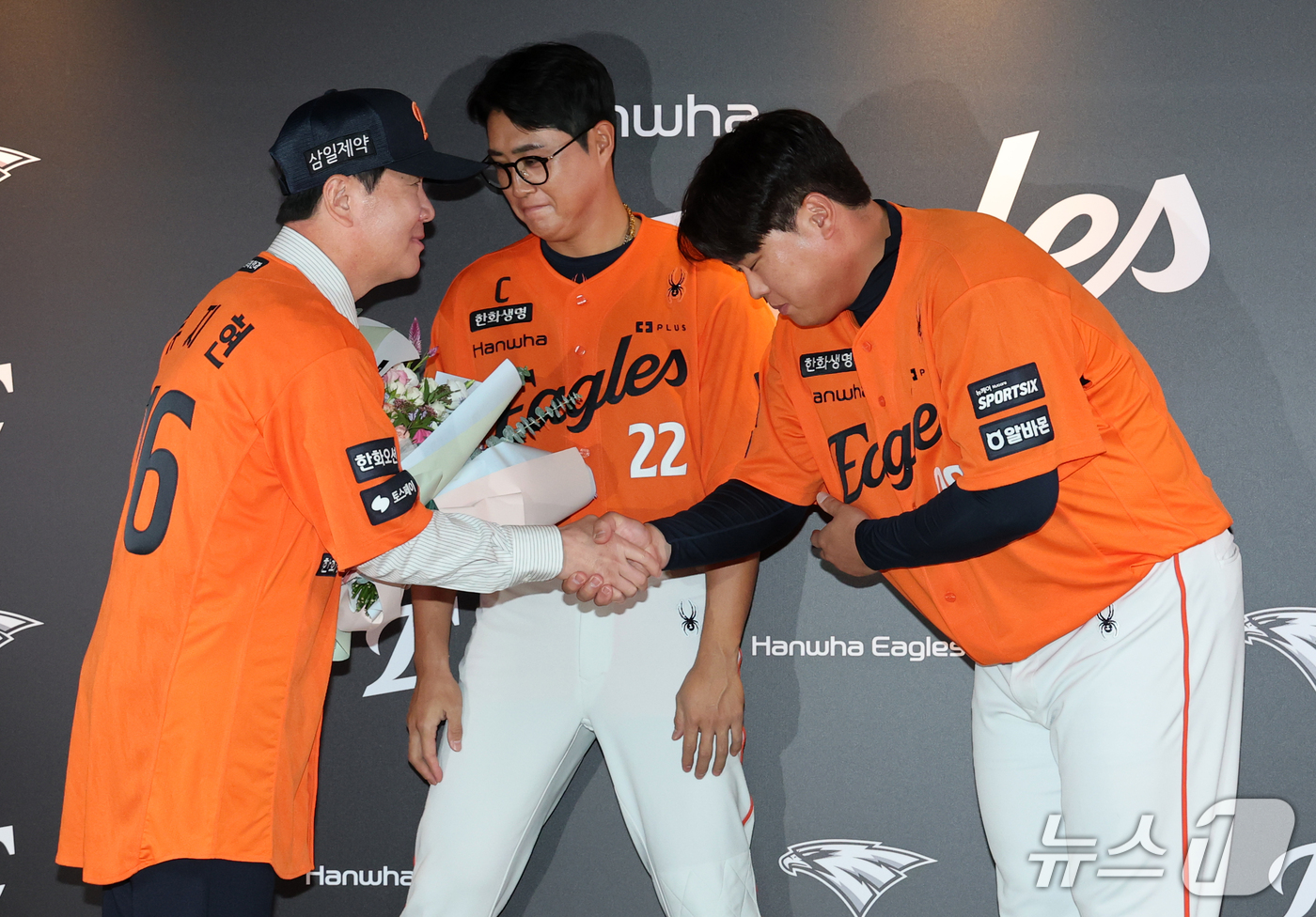 (대전=뉴스1) 김기태 기자 = 류지현 한화이글스 신임 감독이 16일 대전 한화생명볼파크에서 열린 취임식에서 류현진으로부터 꽃다발을 받고 있다. 2026.10.16/뉴스1