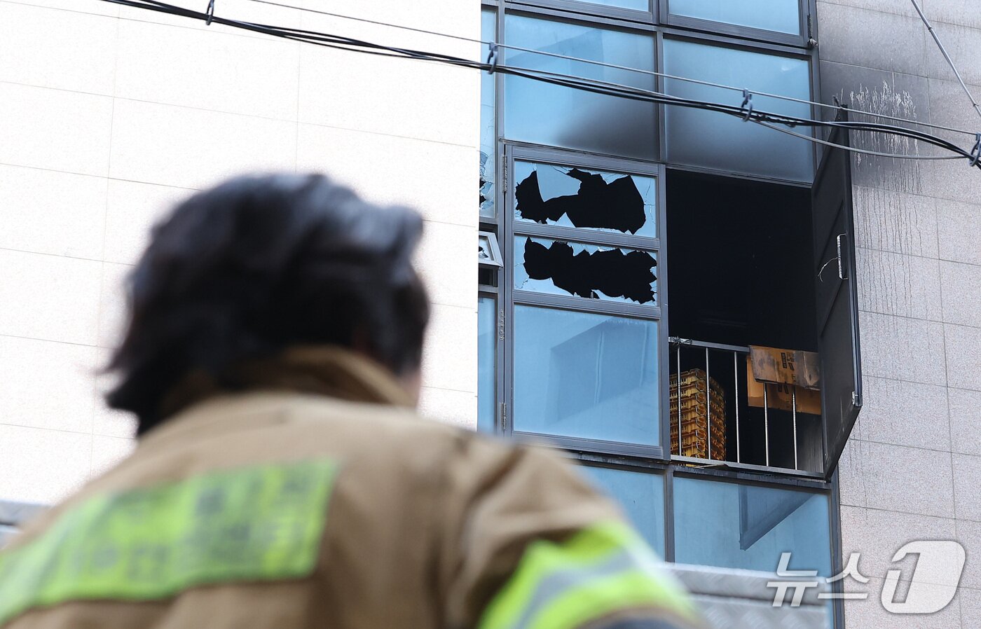 본문 이미지 - 16일 경기도 부천시 오정구의 한 공장에 화재가 발생해 소방당국이 화재 현장을 살펴보고 있다. 2026.10.16 ⓒ 뉴스1 김성진 기자