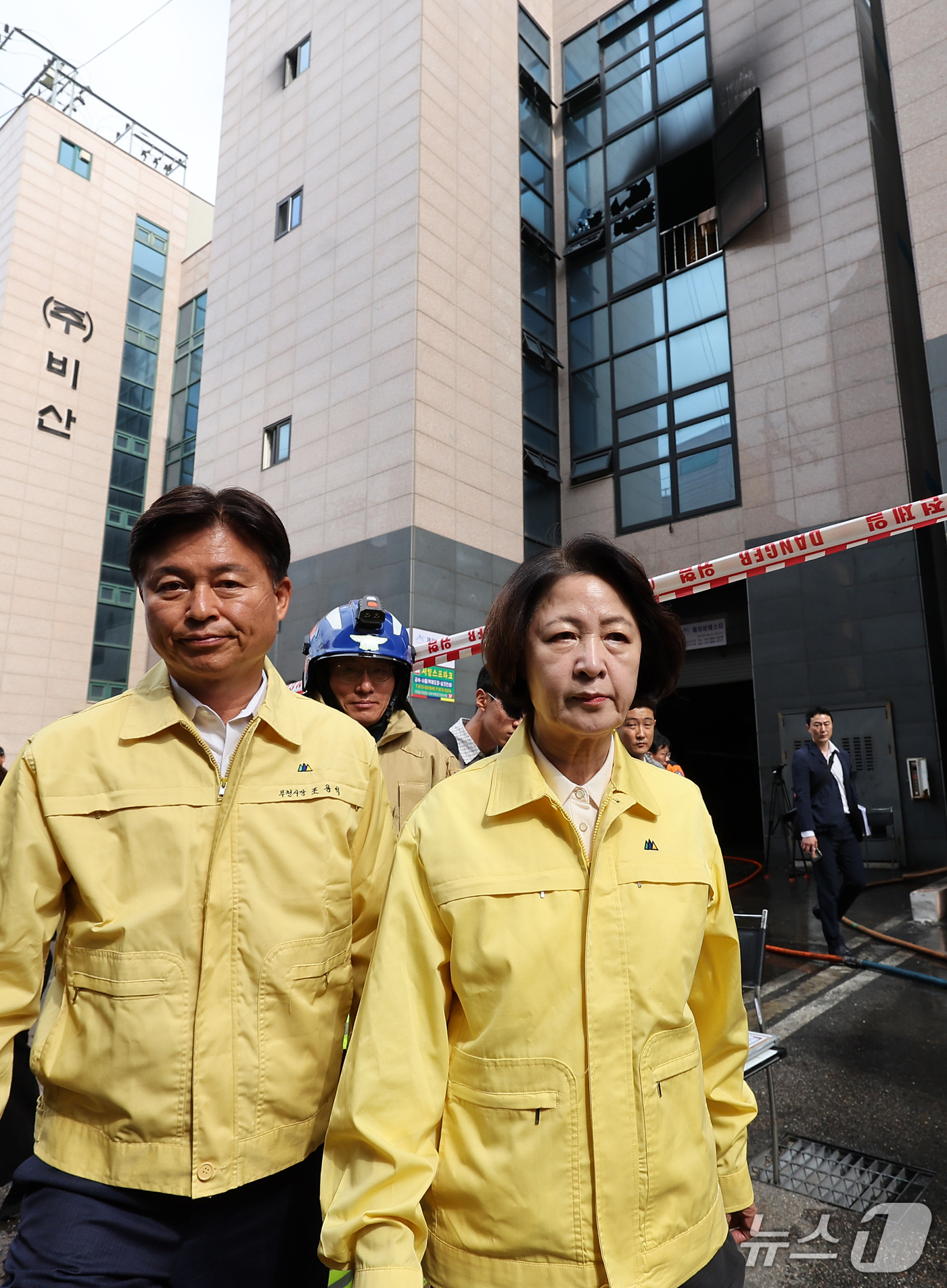 (부천=뉴스1) 김성진 기자 = 추미애 경기도지사가 16일 화재가 발생한 경기도 부천시 오정구의 한 공장을 찾아 이동하고 있다.경기도소방재난본부에 따르면 이날 오전 8시 38분께 …