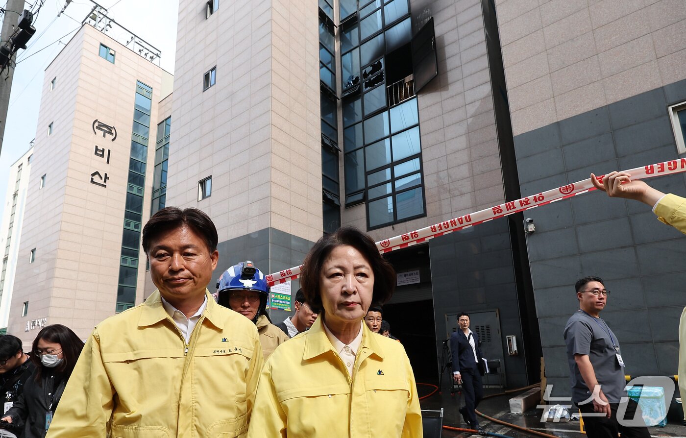 본문 이미지 - 추미애 경기도지사가 16일 화재가 발생한 경기도 부천시 오정구의 한 공장을 찾아 이동하고 있다. 2026.10.16 ⓒ 뉴스1 김성진 기자