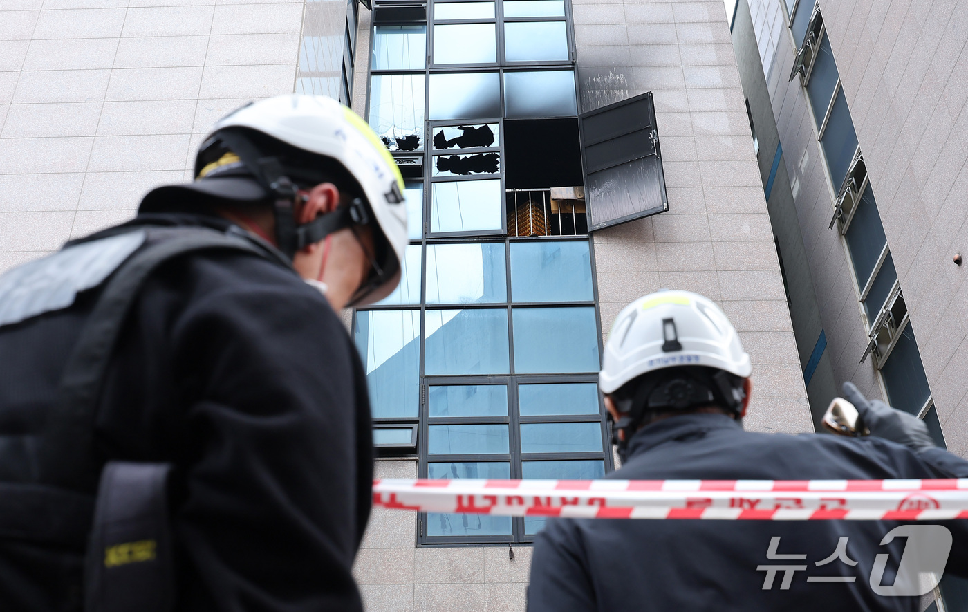 (부천=뉴스1) 김성진 기자 = 16일 경기도 부천시 오정구의 한 공장에 화재가 발생해 소방당국이 화재 현장을 살펴보고 있다.경기도소방재난본부에 따르면 이날 오전 8시 38분께 부 …