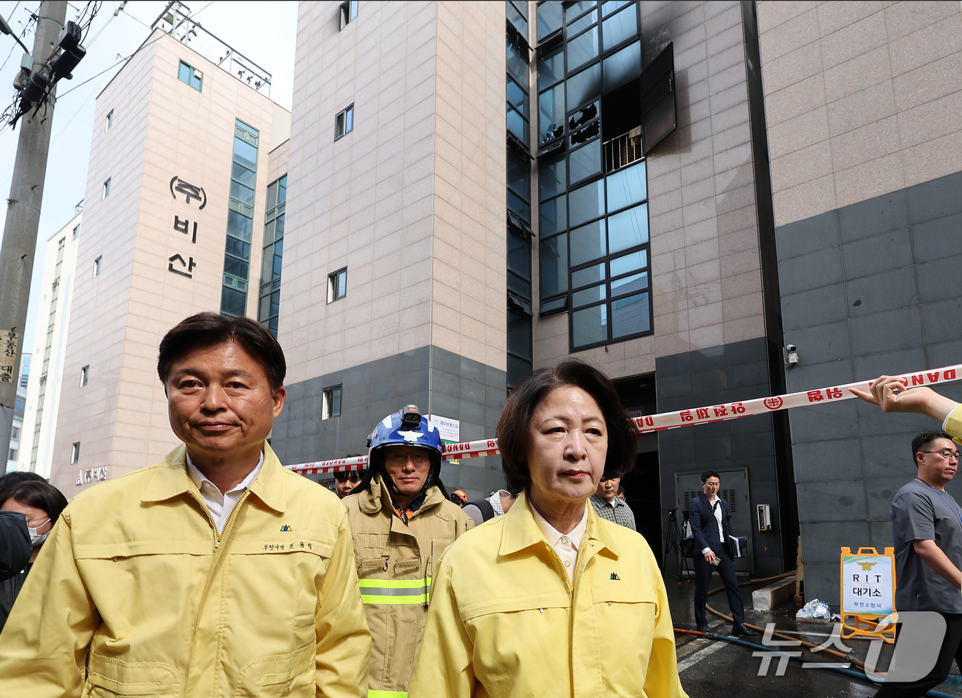 (부천=뉴스1) 김성진 기자 = 추미애 경기도지사가 16일 화재가 발생한 경기도 부천시 오정구의 한 공장을 찾아 이동하고 있다.경기도소방재난본부에 따르면 이날 오전 8시 38분께 …