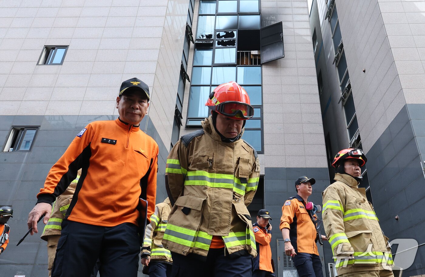 본문 이미지 - 16일 경기도 부천시 오정구의 한 공장에 화재가 발생해 소방당국이 화재 현장을 살펴보고 있다. 2026.10.16 ⓒ 뉴스1 김성진 기자