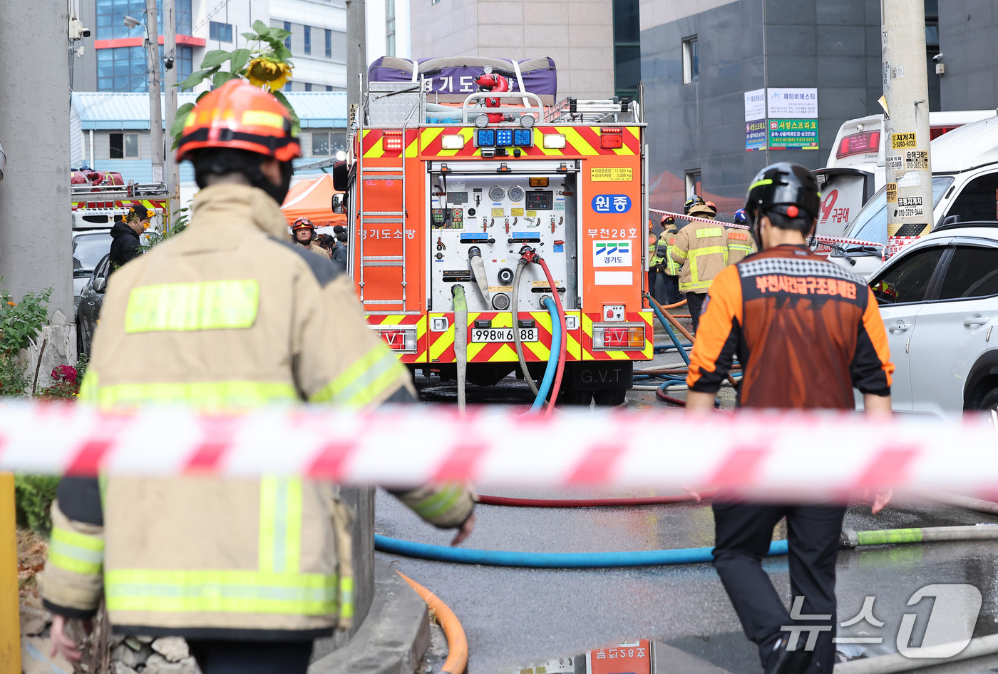 (부천=뉴스1) 김성진 기자 = 16일 경기도 부천시 오정구의 한 공장에 화재가 발생해 소방당국이 화재 현장을 살펴보고 있다.경기도소방재난본부에 따르면 이날 오전 8시 38분께 부 …