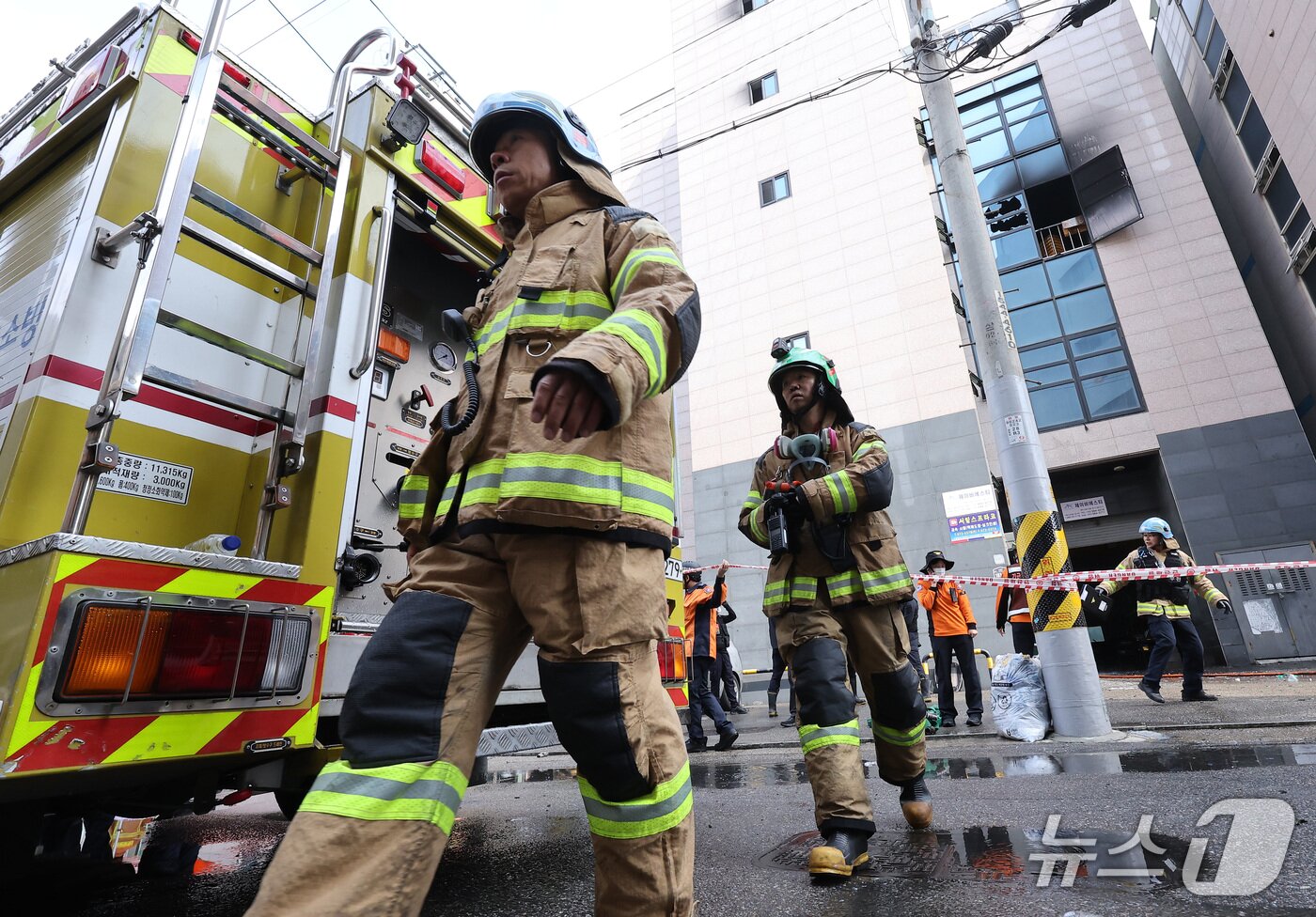 본문 이미지 - 16일 경기도 부천시 오정구의 한 공장에 화재가 발생해 소방당국이 화재 현장을 살펴보고 있다. 2026.10.16 ⓒ 뉴스1 김성진 기자
