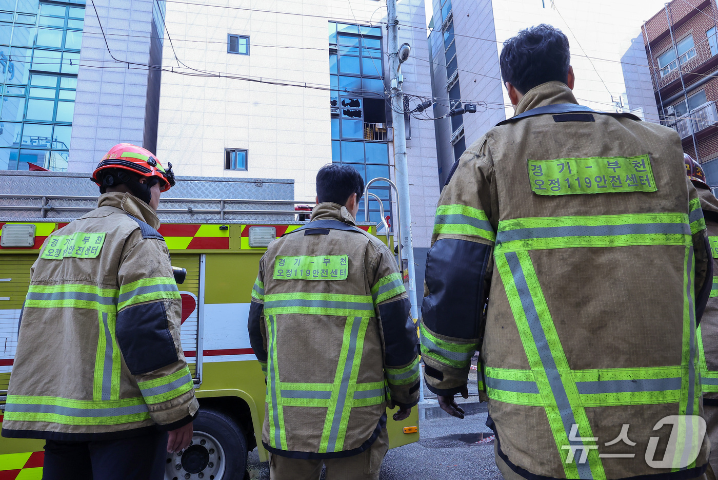 (부천=뉴스1) 김성진 기자 = 16일 경기도 부천시 오정구의 한 공장에 화재가 발생해 소방당국이 화재 현장을 살펴보고 있다.경기도소방재난본부에 따르면 이날 오전 8시 38분께 부 …
