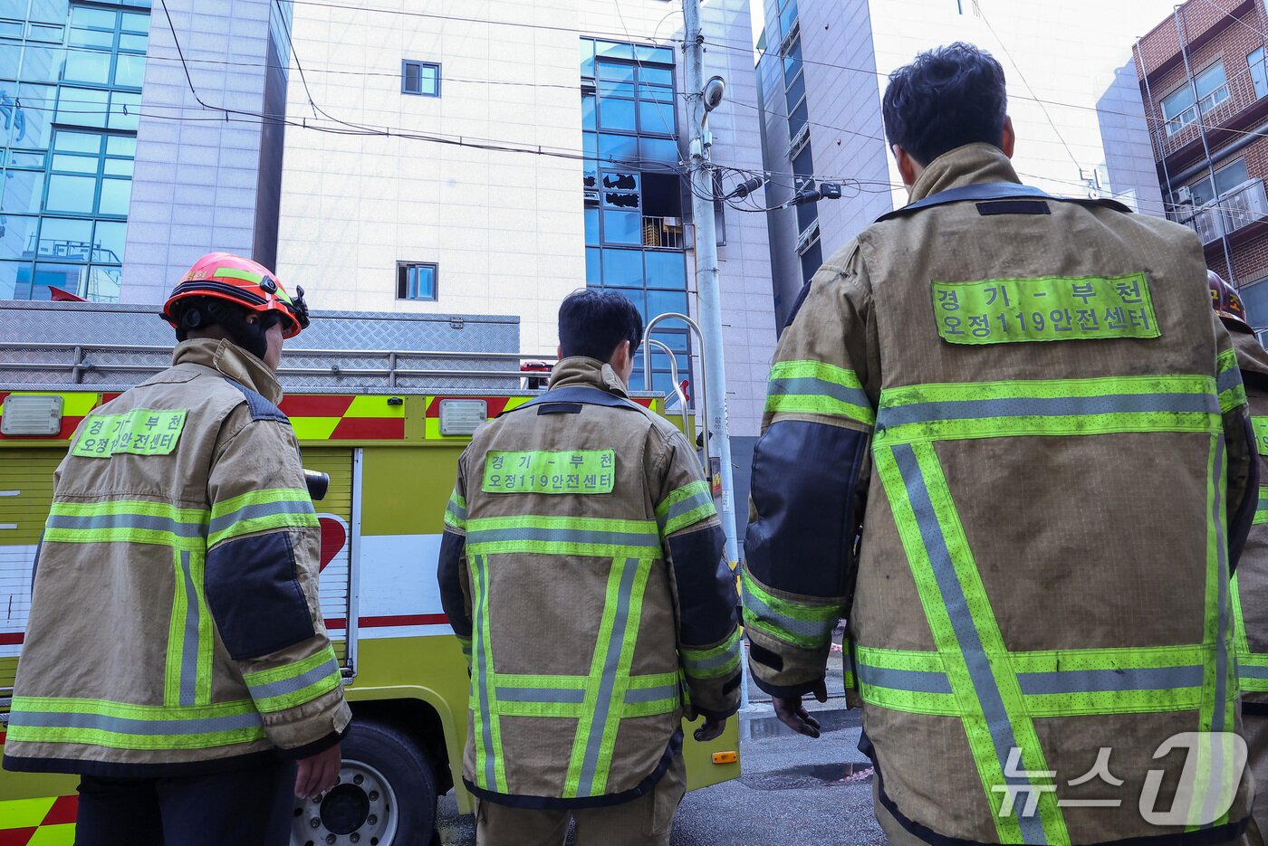 본문 이미지 - 16일 경기도 부천시 오정구의 한 공장에 화재가 발생해 소방당국이 화재 현장을 살펴보고 있다. 2026.10.16 ⓒ 뉴스1 김성진 기자