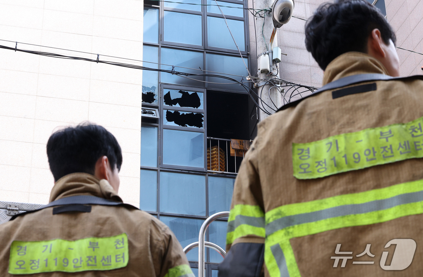 (부천=뉴스1) 김성진 기자 = 16일 경기도 부천시 오정구의 한 공장에 화재가 발생해 소방당국이 화재 현장을 살펴보고 있다.경기도소방재난본부에 따르면 이날 오전 8시 38분께 부 …