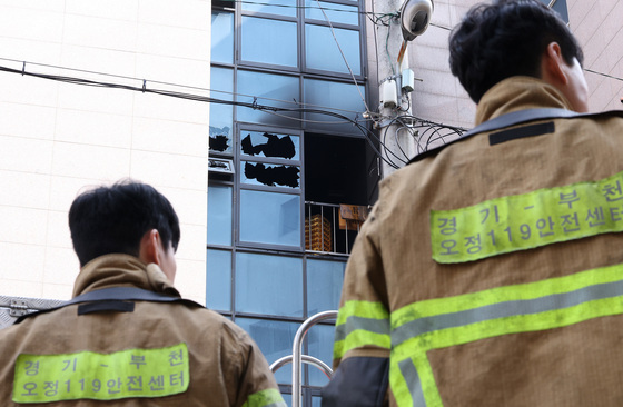 李대통령 '부천공장 화재 순직' 김진석 소방위 조문…옥조근정훈장 추서