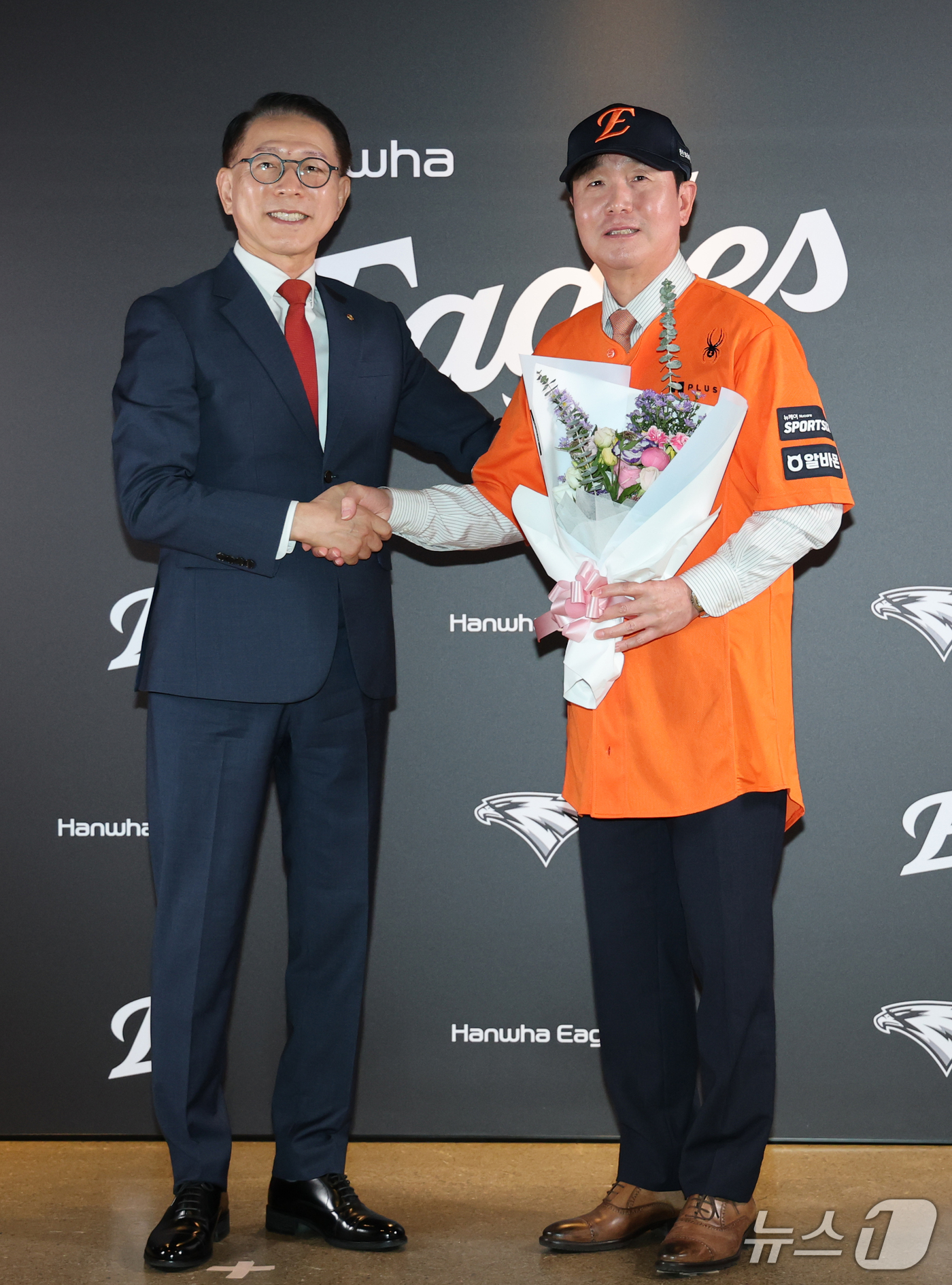 (대전=뉴스1) 김기태 기자 = 박종태 한화이글스 대표이사가 16일 대전 한화생명볼파크에서 열린 류지현 감독 취임식에서 꽃다발을 전달하고 있다. 2026.10.16/뉴스1