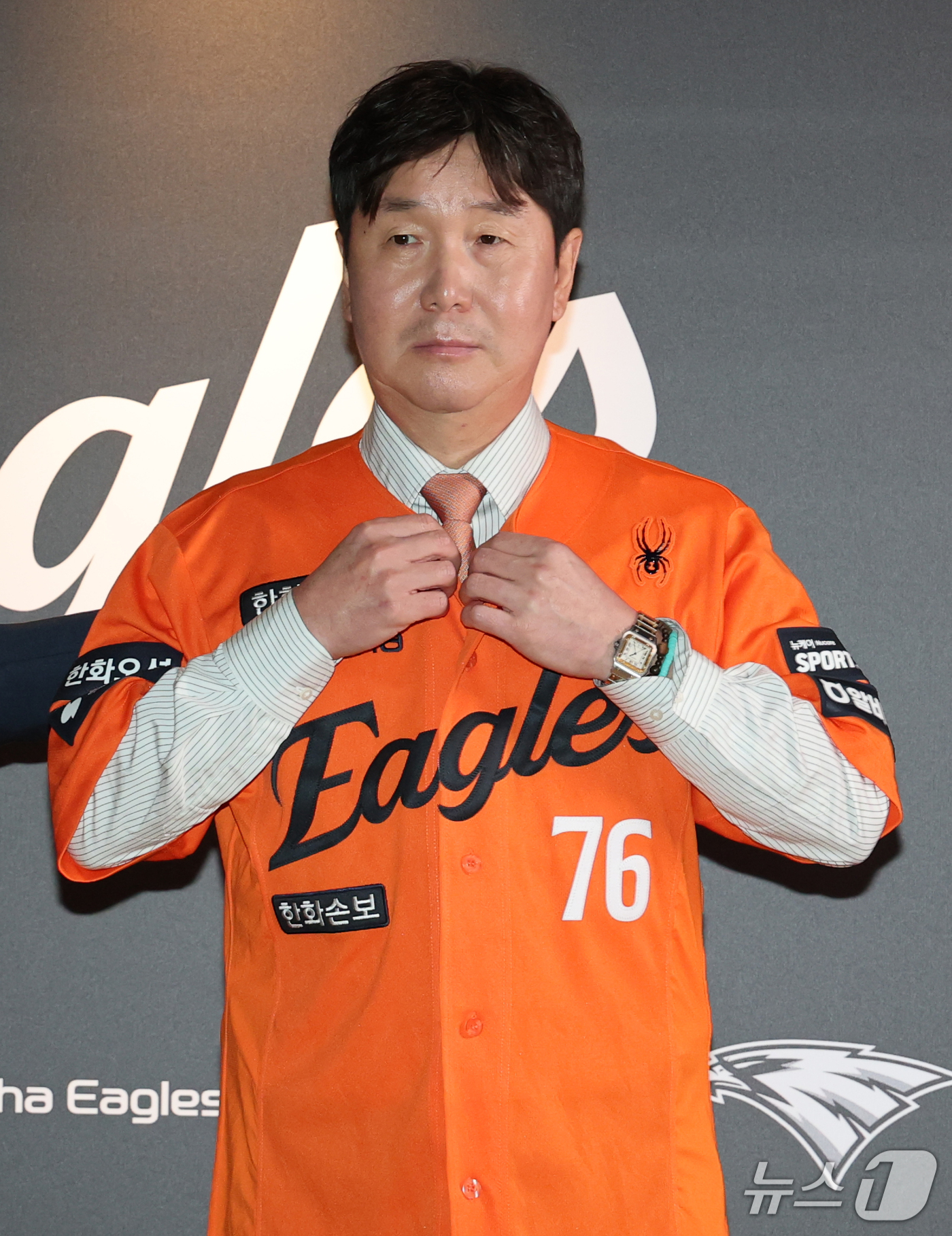 (대전=뉴스1) 김기태 기자 = 류지현 한화이글스 신임 감독이 16일 대전 한화생명볼파크에서 열린 취임식에서 유니폼을 입고 있다. 2026.10.16/뉴스1