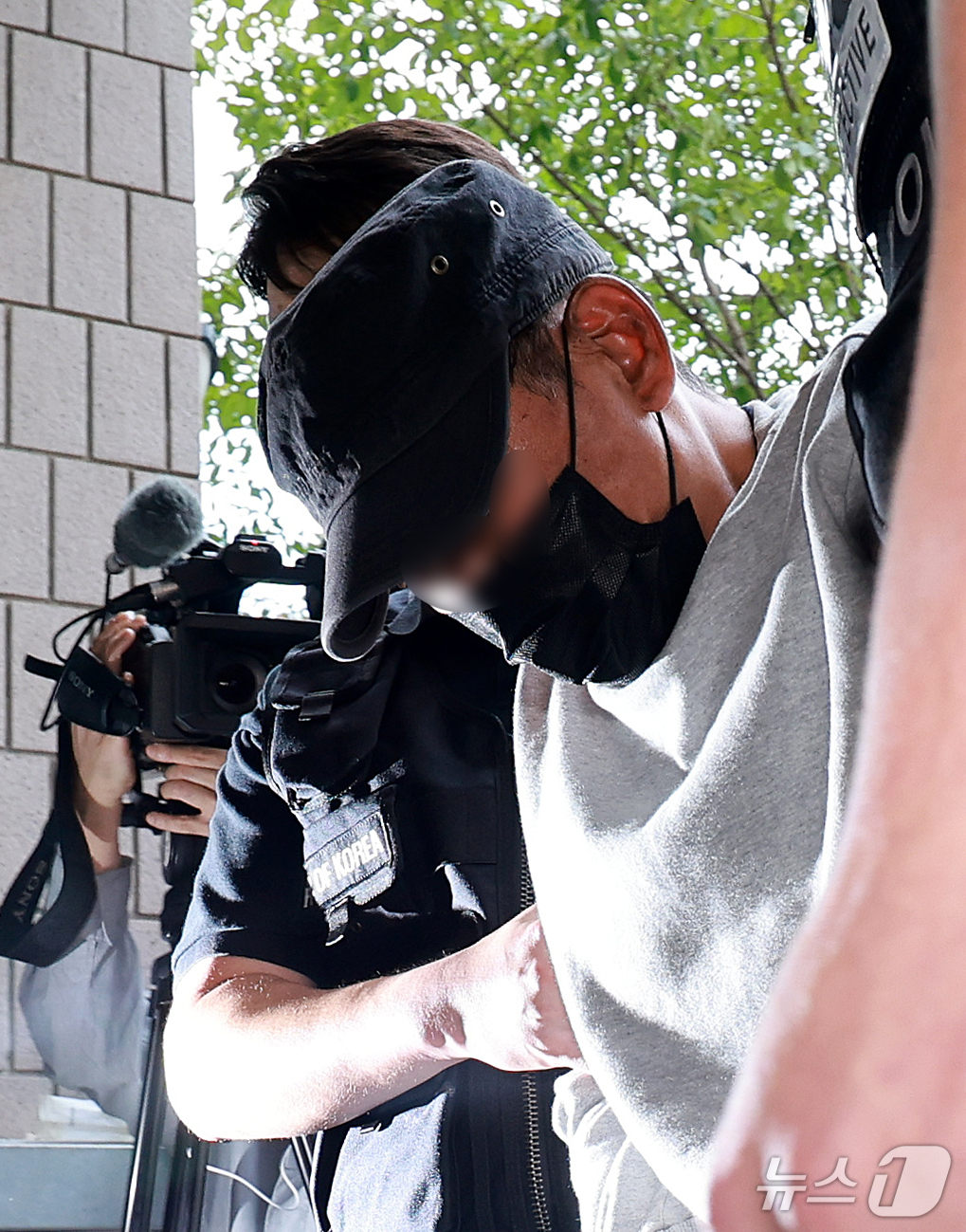 (인천=뉴스1) 이호윤 기자 = 인천 구월동 상가에서 흉기 난동을 벌여 10명을 다치게 한 최 모 씨(59)가 16일 인천 미추홀구 인천지방법원에서 열린 구속 전 피의자 심문(영장 …