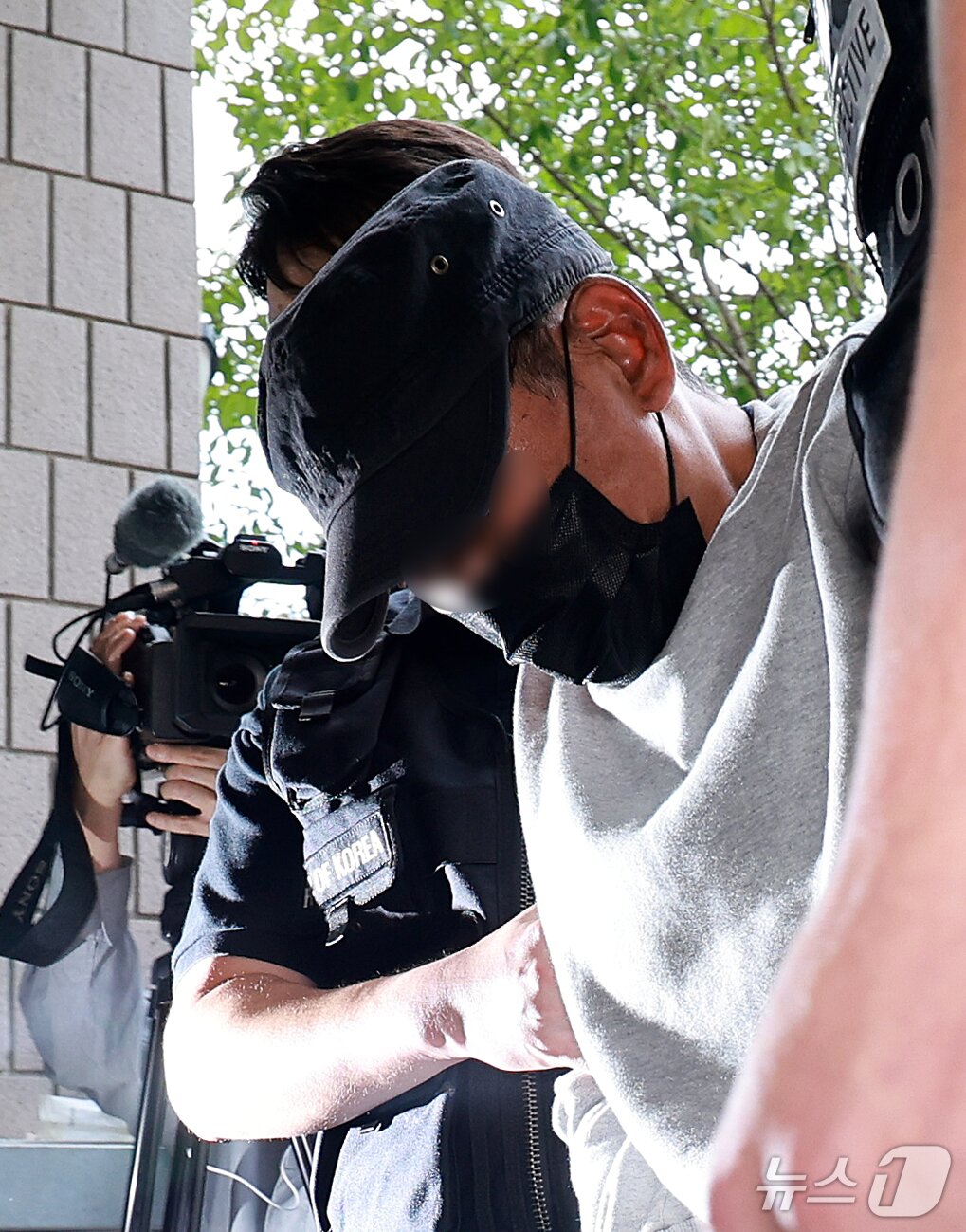 본문 이미지 - 인천 구월동 상가에서 흉기 난동을 벌여 10명을 다치게 한 최 모 씨(59)가 16일 인천 미추홀구 인천지방법원에서 열린 구속 전 피의자 심문(영장실질심사)에 출석하고 있다. 2026.10.16 ⓒ 뉴스1 이호윤 기자
