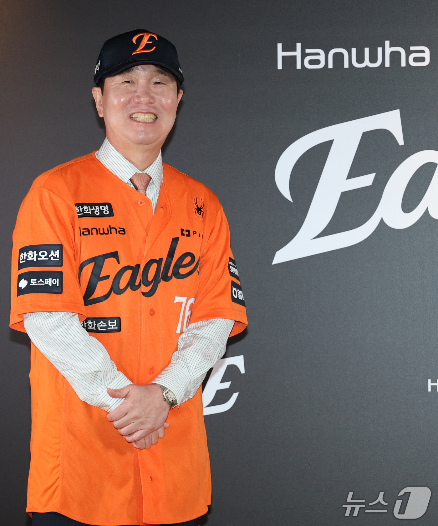 (대전=뉴스1) 김기태 기자 = 류지현 한화이글스 신임 감독이 16일 대전 한화생명볼파크에서 열린 취임식에서 유니폼을 입고 밝은 모습을 보이고 있다. 2026.10.16/뉴스1
