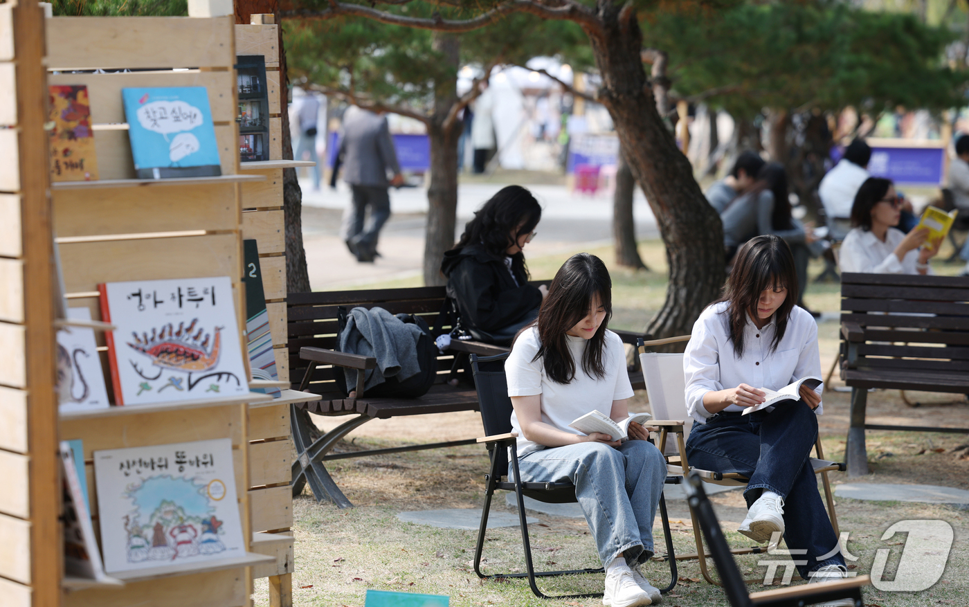(수원=뉴스1) 김영운 기자 = 완연한 가을 날씨를 보인 16일 경기 수원시 팔달구 수원시립미술관 옆 공원에서 열린 '수원야외도서관 행궁산책'을 찾은 시민들이 독서를 하고 있다.수 …