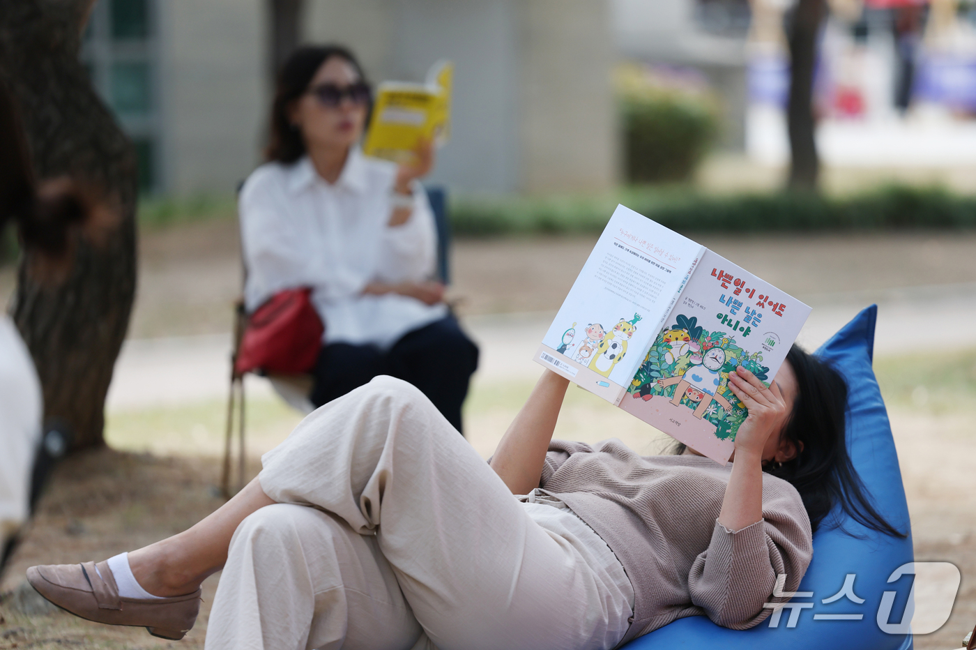 (수원=뉴스1) 김영운 기자 = 완연한 가을 날씨를 보인 16일 경기 수원시 팔달구 수원시립미술관 옆 공원에서 열린 '수원야외도서관 행궁산책'을 찾은 시민들이 독서를 하고 있다.수 …
