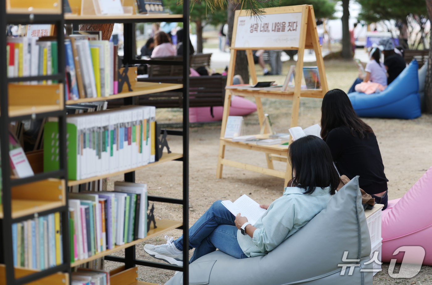 (수원=뉴스1) 김영운 기자 = 완연한 가을 날씨를 보인 16일 경기 수원시 팔달구 수원시립미술관 옆 공원에서 열린 '수원야외도서관 행궁산책'을 찾은 시민들이 독서를 하고 있다.수 …