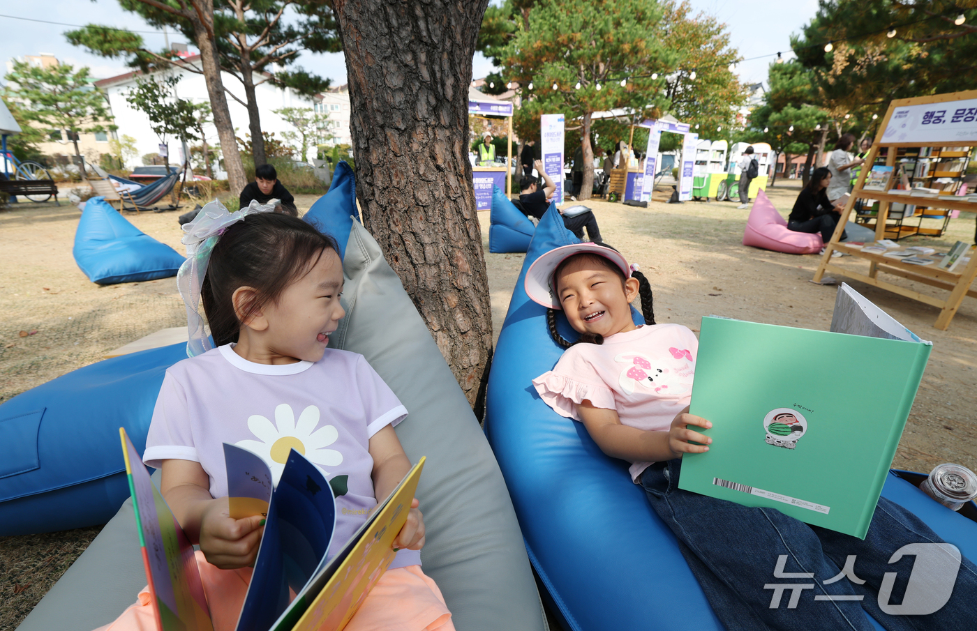 (수원=뉴스1) 김영운 기자 = 완연한 가을 날씨를 보인 16일 경기 수원시 팔달구 수원시립미술관 옆 공원에서 열린 '수원야외도서관 행궁산책'을 찾은 아이들이 독서를 하고 있다.수 …