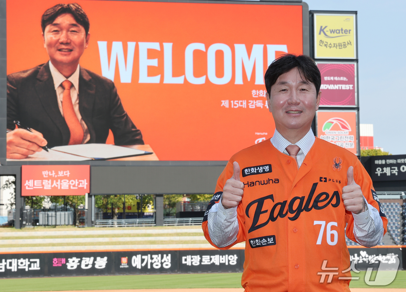 (대전=뉴스1) 김기태 기자 = 류지현 한화이글스 신임 감독이 16일 대전 한화생명볼파크에서 취임식을 마치고 포즈를 취하고 있다. 2026.10.16/뉴스1