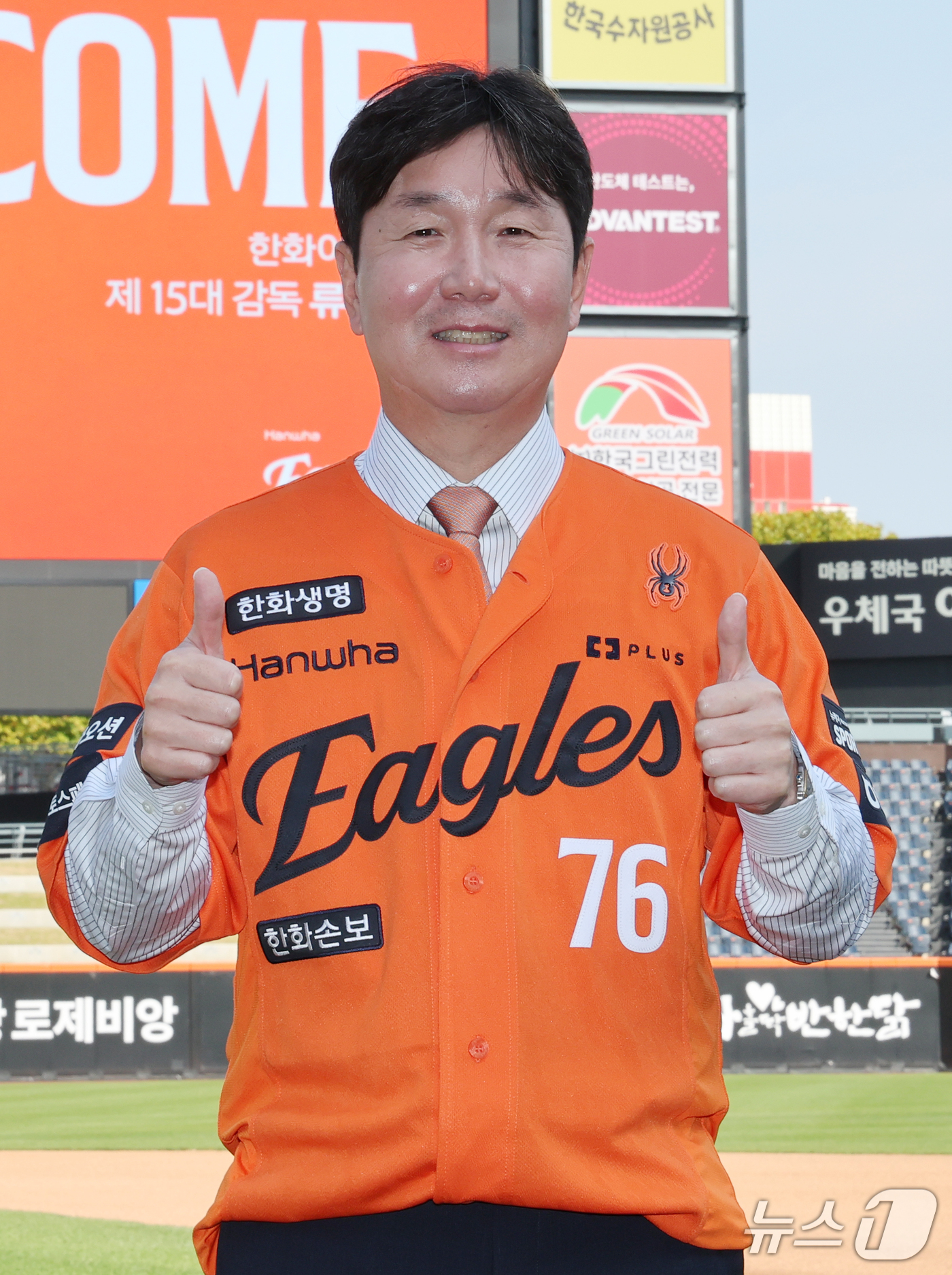 (대전=뉴스1) 김기태 기자 = 류지현 한화이글스 신임 감독이 16일 대전 한화생명볼파크에서 취임식을 마치고 포즈를 취하고 있다. 2026.10.16/뉴스1