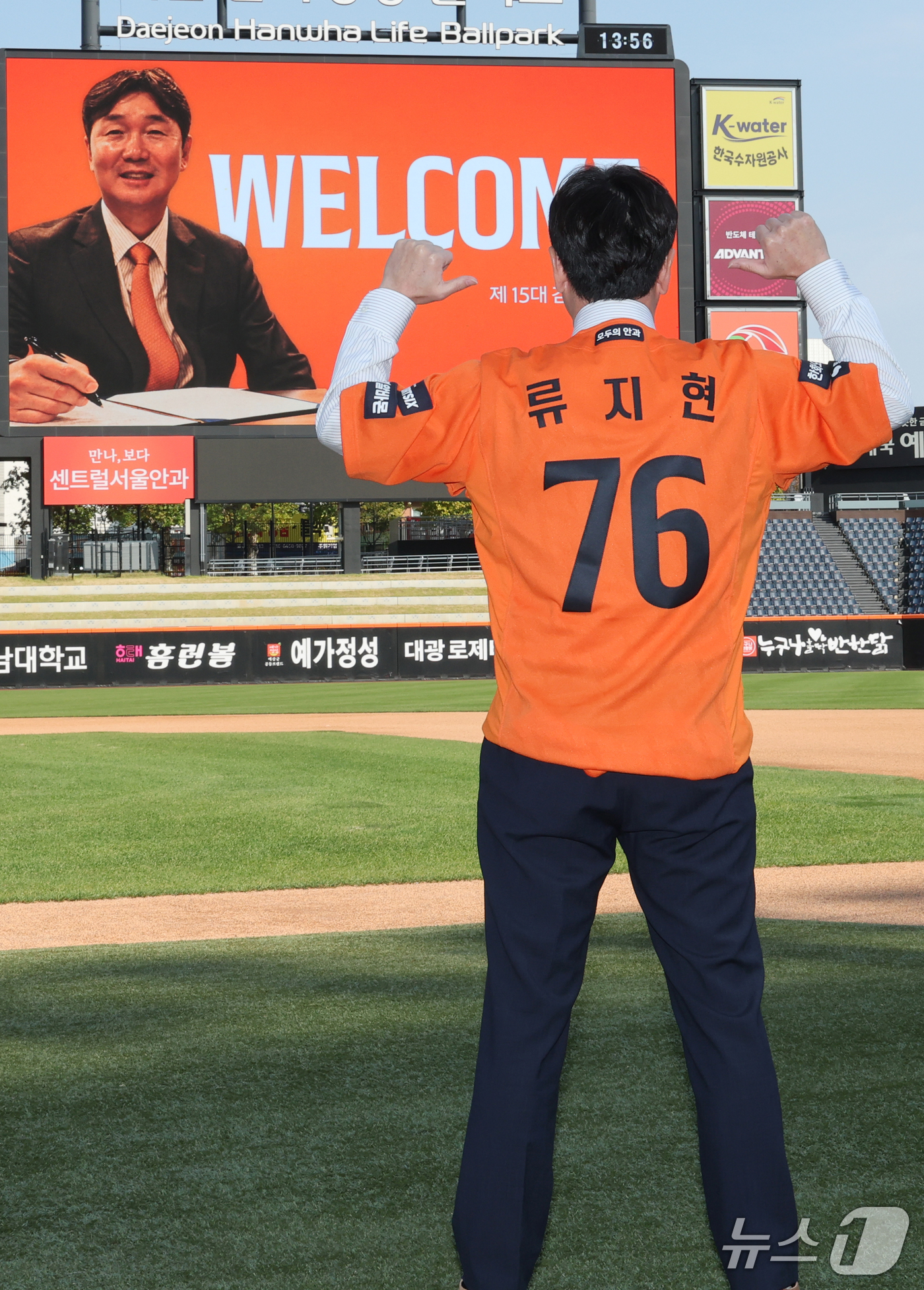 (대전=뉴스1) 김기태 기자 = 류지현 한화이글스 신임 감독이 16일 대전 한화생명볼파크에서 취임식을 마치고 포즈를 취하고 있다. 2026.10.16/뉴스1