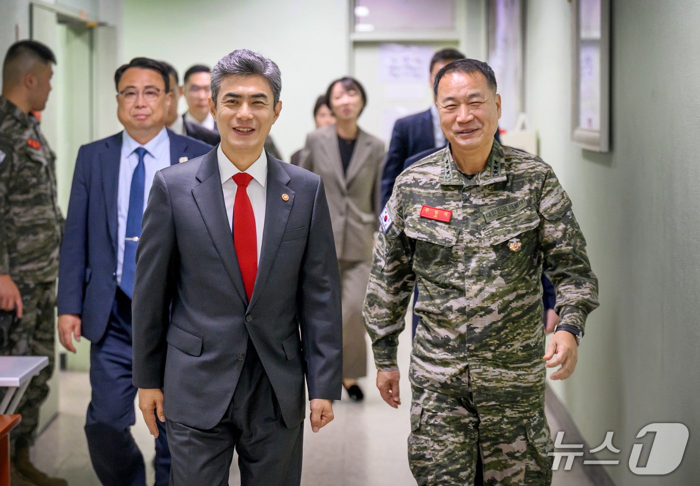 (서울=뉴스1) = 16일 오전 해병대사령부·서북도서방위사령부를 방문한 강신철 국방부장관이 주일석 해병대사령관과 함께 이동하고 있다. (국방부 제공. 재판매 및 DB 금지) 202 …