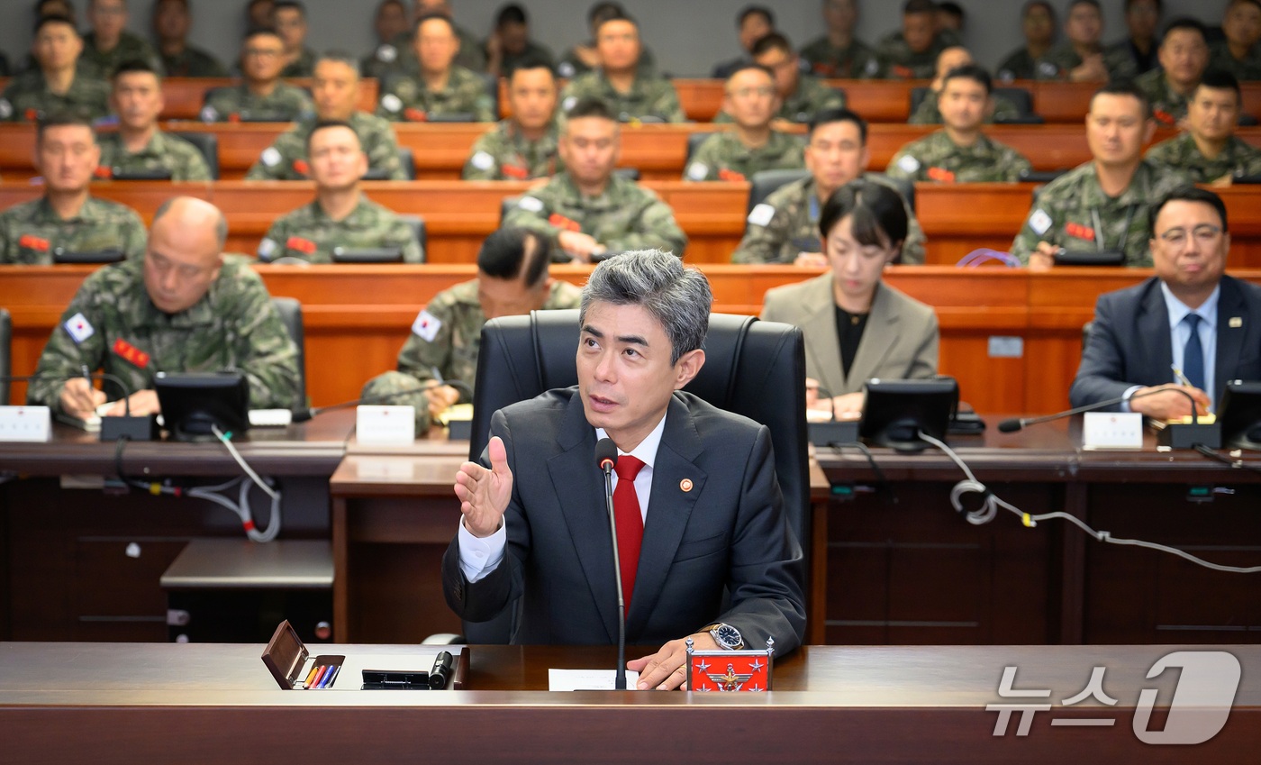 (서울=뉴스1) = 강신철 국방부 장관이 16일 오전 해병대사령부·서북도서방위사령부를 방문해 작전대비태세를 점검하고 있다. (국방부 제공. 재판매 및 DB 금지) 2026.10.1 …