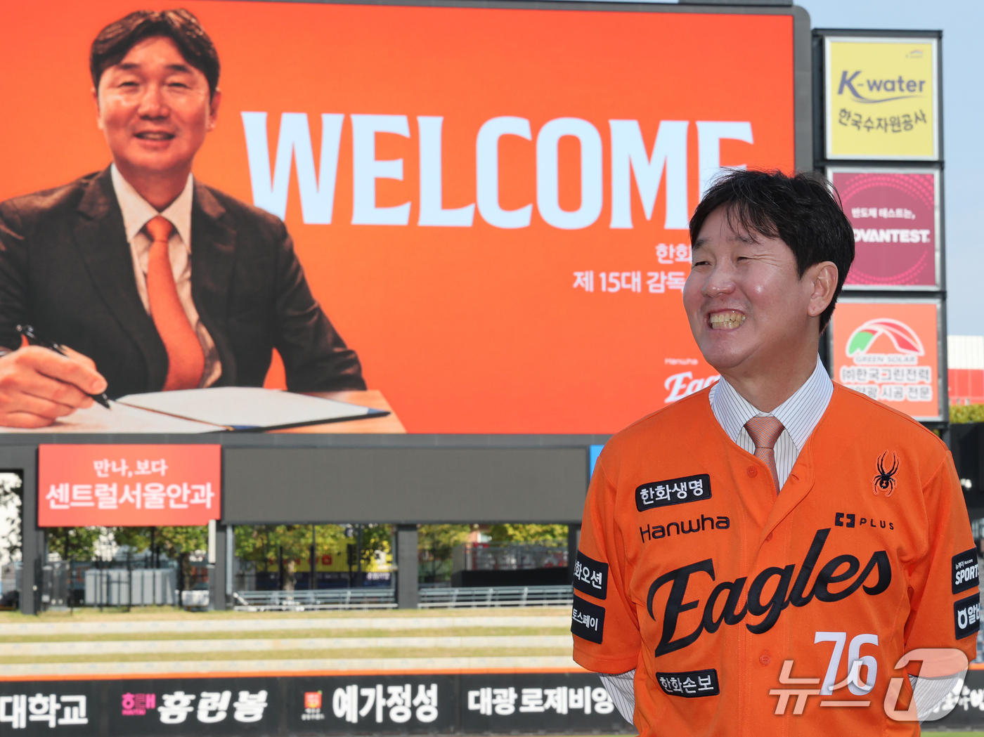 (대전=뉴스1) 김기태 기자 = 류지현 한화이글스 신임 감독이 16일 대전 한화생명볼파크에서 취임식을 마치고 포즈를 취하고 있다. 2026.10.16/뉴스1
