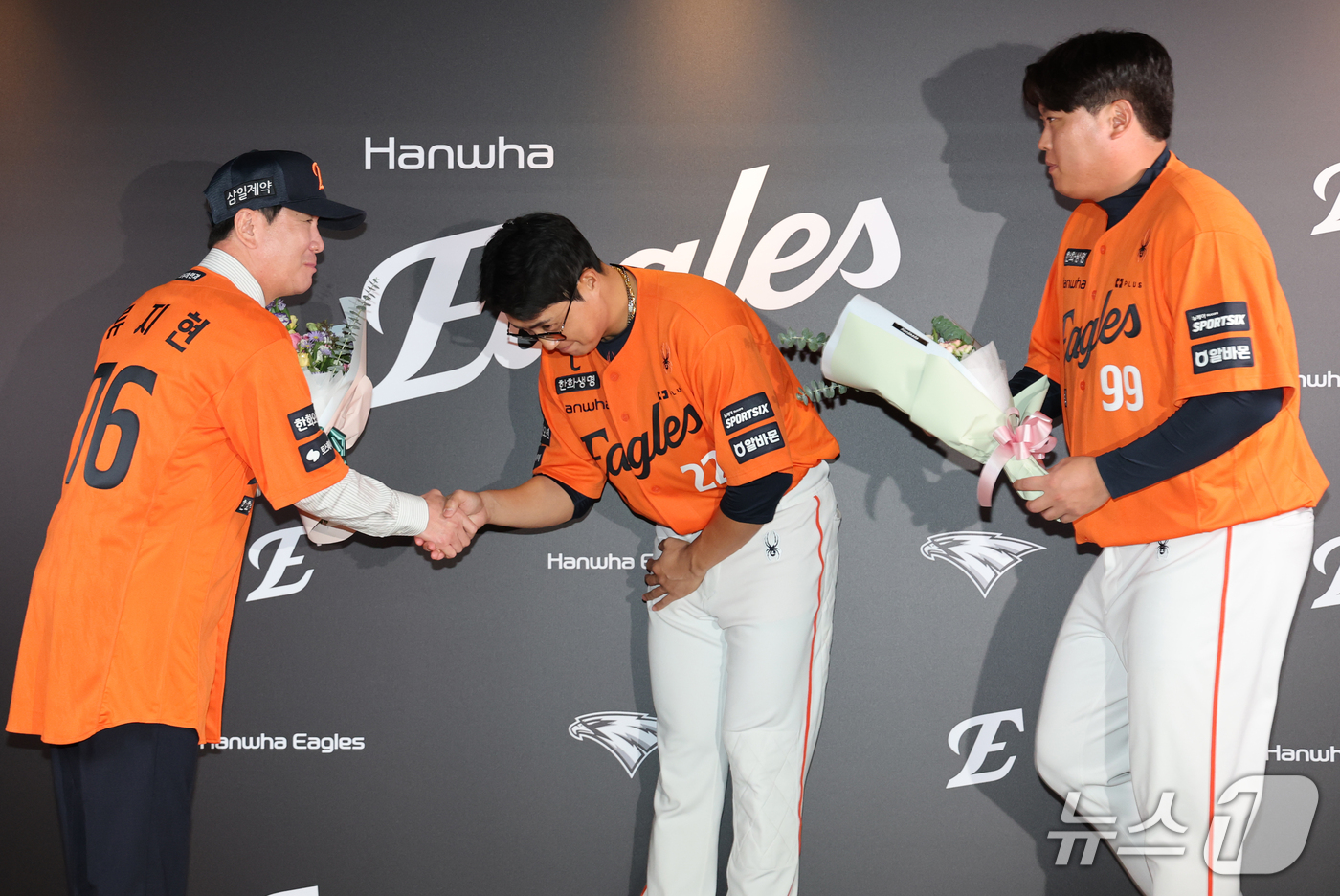 (대전=뉴스1) 김기태 기자 = 류지현 한화이글스 신임 감독이 16일 대전 한화생명볼파크에서 열린 취임식에서 채은성, 류현진 선수에게 꽃다발을 받고 있다. 2026.10.16/뉴스 …
