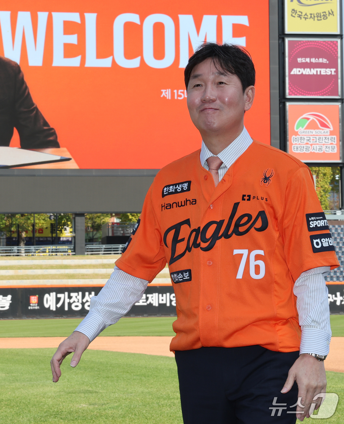 (대전=뉴스1) 김기태 기자 = 류지현 한화이글스 신임 감독이 16일 대전 한화생명볼파크에서 취임식을 마치고 포즈를 취하고 있다. 2026.10.16/뉴스1