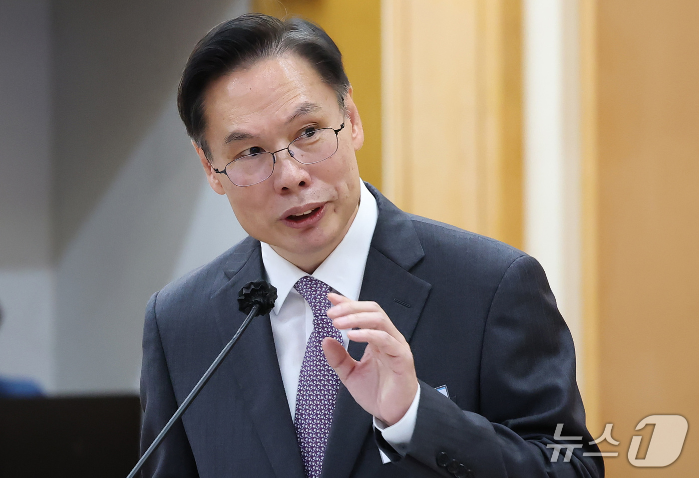 (대구=뉴스1) 공정식 기자 = 안형익 동북지방데이터청장이 16일 대구 중구 한국은행 대구경북본부에서 열린 국회 재정경제기획위원회의 동북·동남지방데이터청, 부산·대구지방국세청, 부 …