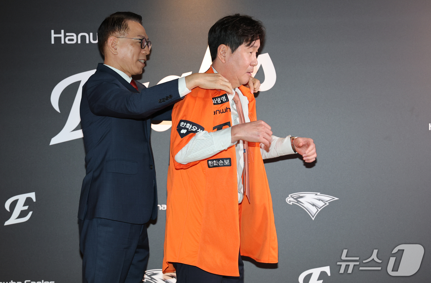 (대전=뉴스1) 김기태 기자 = 박종태 한화이글스 대표이사가 16일 대전 한화생명볼파크에서 열린 류지현 감독 취임식에서 유니폼을 입혀주고 있다. 2026.10.16/뉴스1