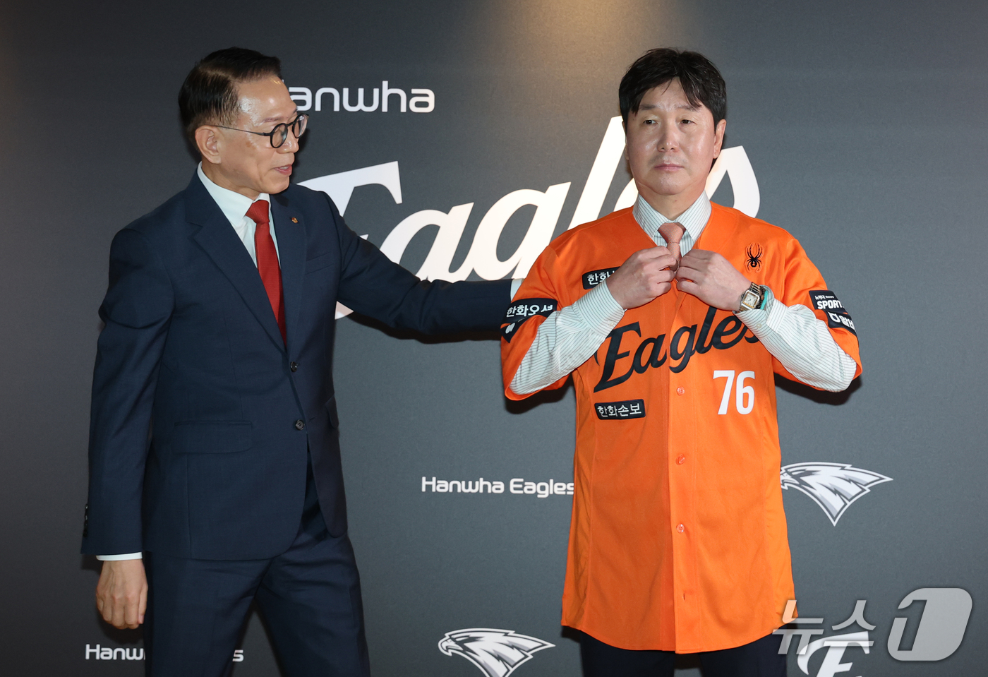 (대전=뉴스1) 김기태 기자 = 박종태 한화이글스 대표이사가 16일 대전 한화생명볼파크에서 열린 류지현 감독 취임식에서 유니폼을 입혀주고 있다. 2026.10.16/뉴스1