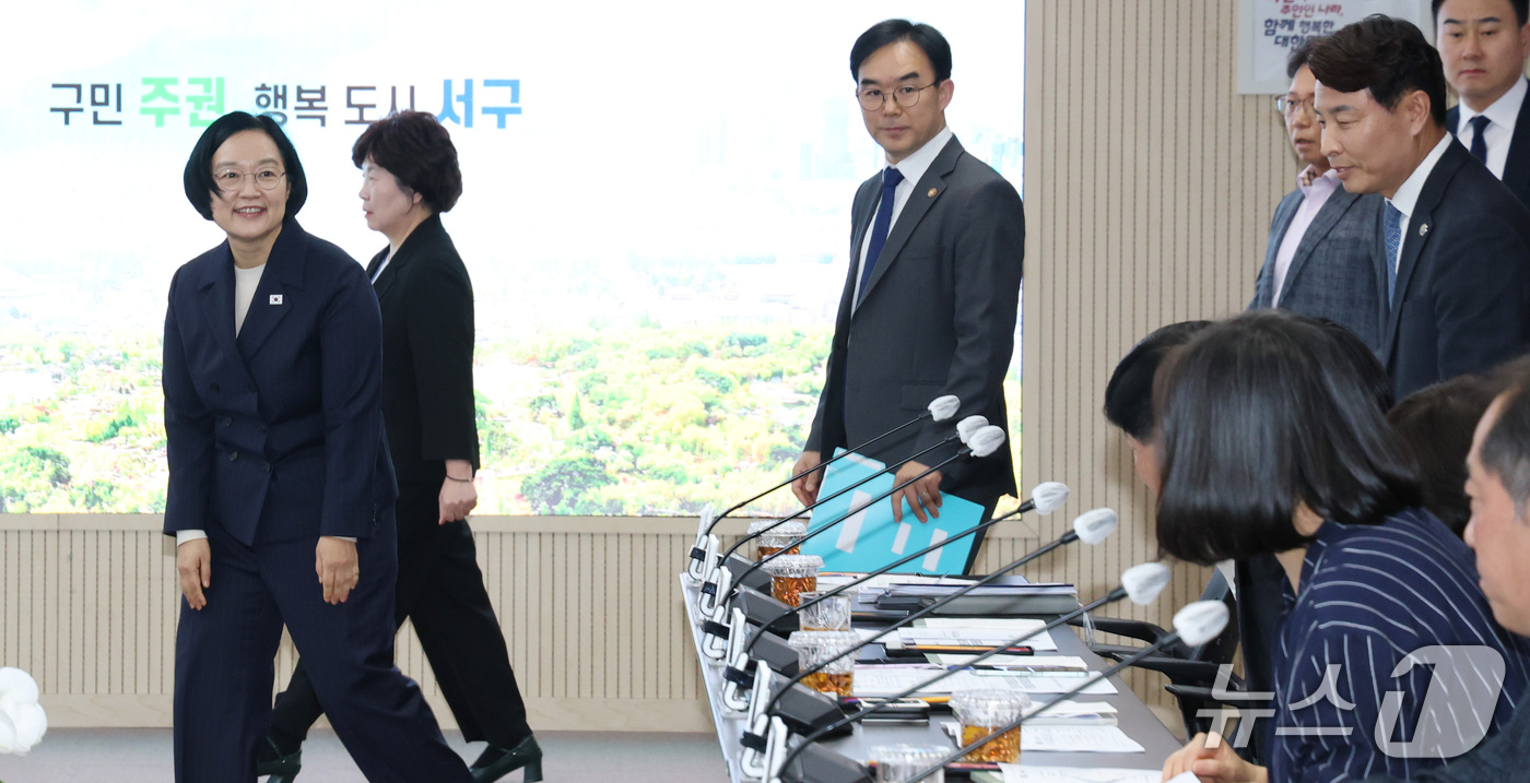 (대전=뉴스1) 김기남 기자 = 한성숙 국무총리가 16일 대전시 대전광역시 서구청에서 열린 의료·요양 통합돌봄 간담회에 참석하고 있다. 2026.10.16/뉴스1