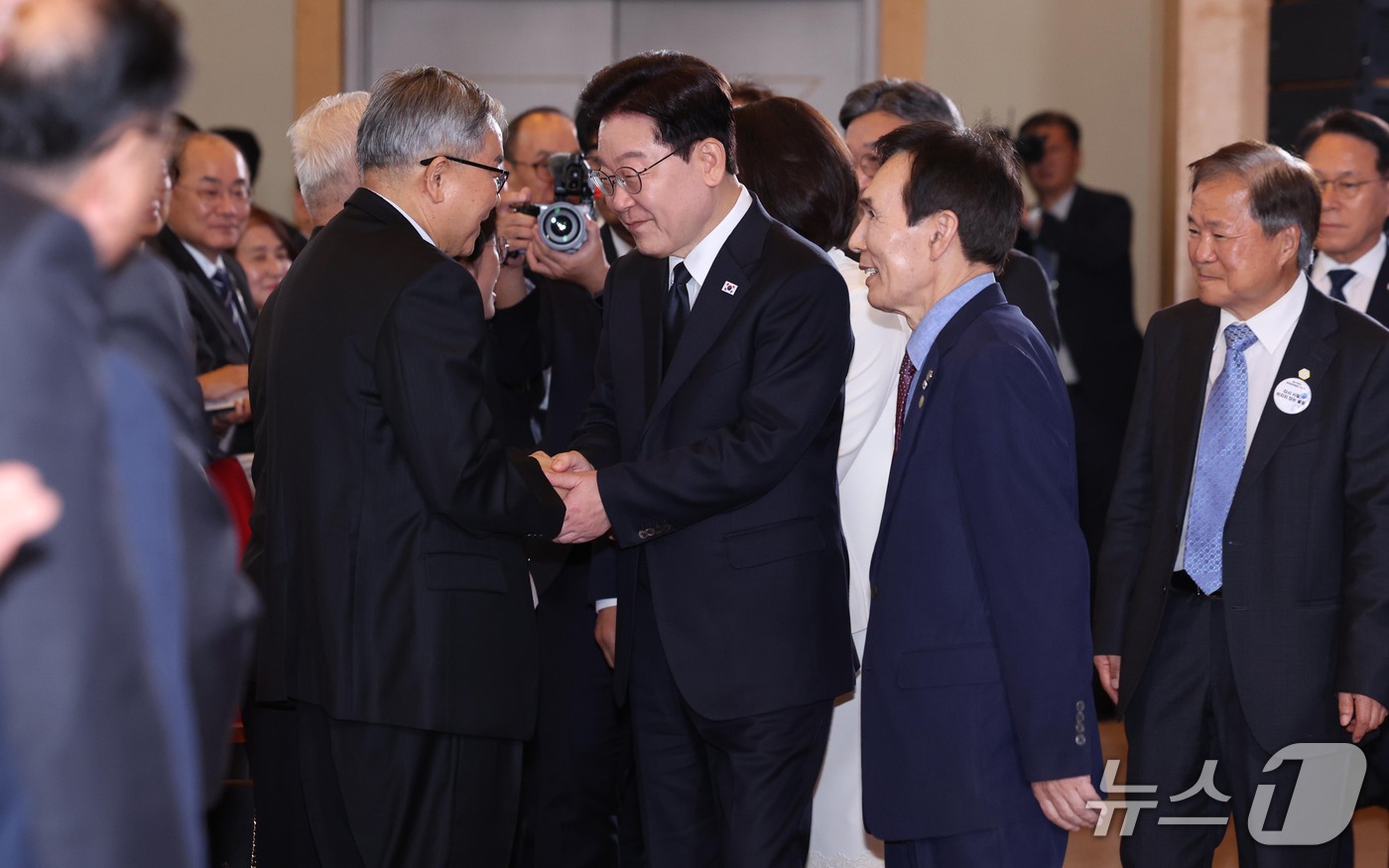 (부산=뉴스1) = 이재명 대통령이 16일 부산에서 열린 제47주년 부마민주항쟁 기념식에 입장하고 있다. (청와대통신사진기자단) 2026.10.16/뉴스1